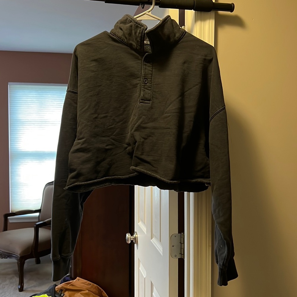 Brandy Melville cropped collared sweatshirt